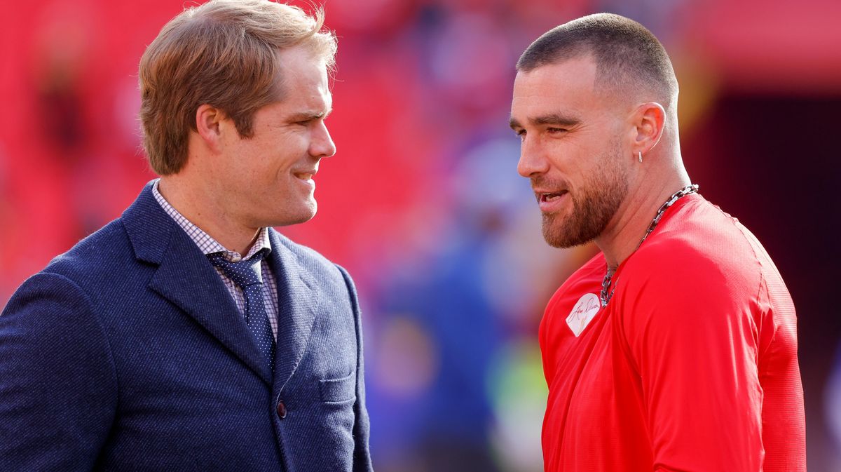 Greg Olsen (l.) talks with Travis Kelce.