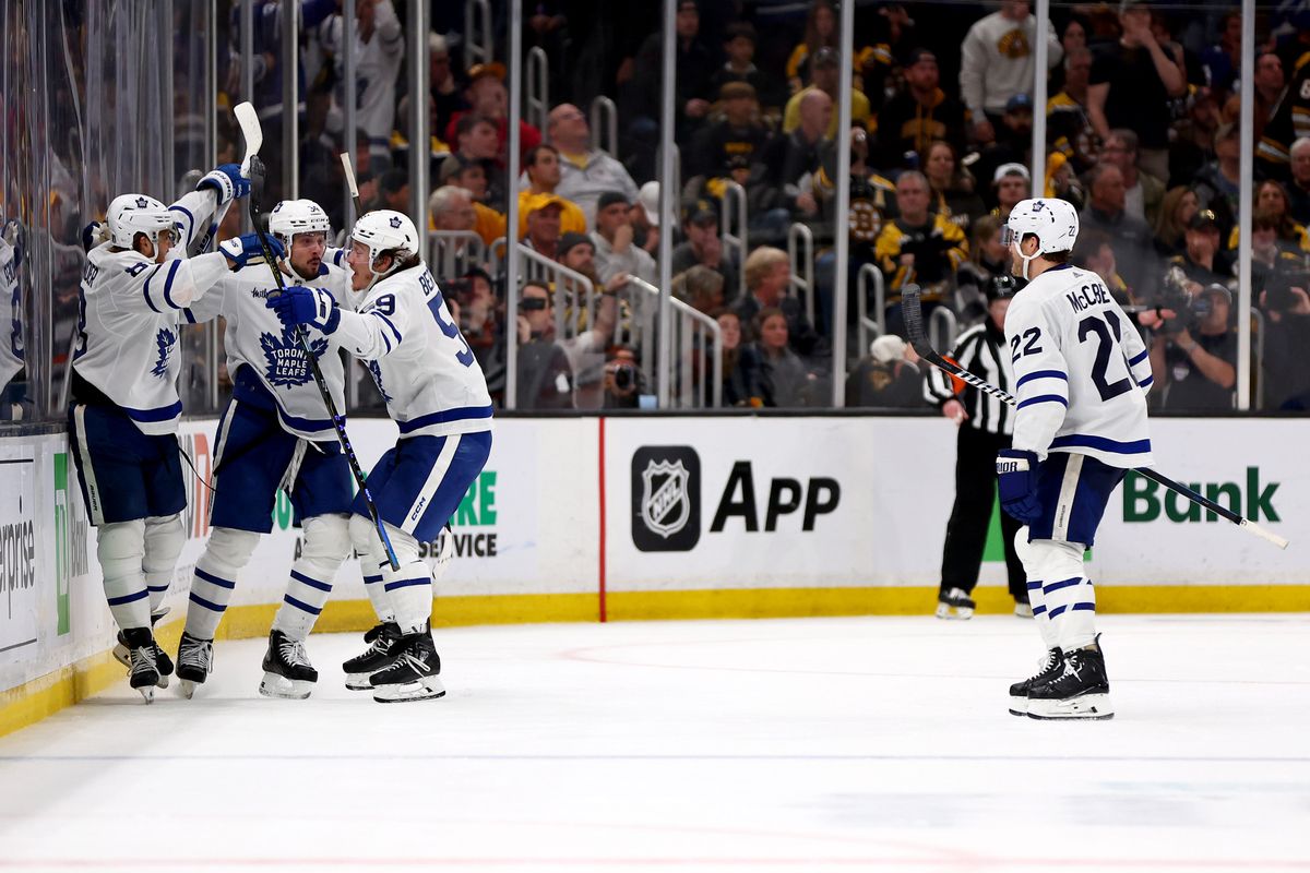 BOSTON, MASSACHUSETTS - 4 DE MAYO: William Nylander #88 de Toronto Maple Leafs celebra con Auston Matthews #34 y Tyler Bertuzzi #59 después  anotando un gol a Jeremy Swayman #1 de los Boston Bruins durante el tercer periodo en el Siete Juego de la Primera Ronda de  Eliminatorias de la Copa Stanley 2024 en TD Garden el 4 de mayo de 2024 en Boston, Massachusetts (Foto de Maddie Meyer/Getty Images)