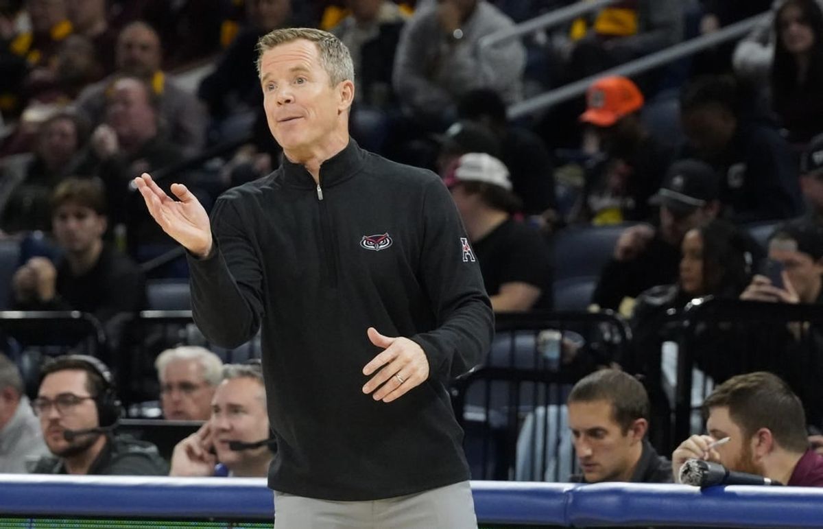 Nov 8, 2023; Chicago, Illinois, USA; Florida Atlantic Owls head coach Dusty May gesture to his team during the first half at Wintrust Arena.