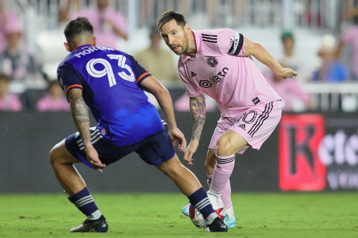 Oct 7, 2023; Fort Lauderdale, Florida, USA; Inter Miami CF forward Lionel Messi (10) dribbles the ball against FC Cincinnati midfielder Junior Moreno (93) during the second half at DRV PNK Stadium.