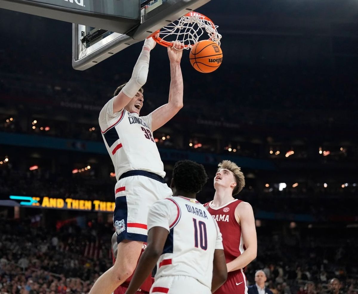 Connecticut center Donovan Clingan (32) dunks against Alabama during the Final Four semifinal game at State Farm Stadium.