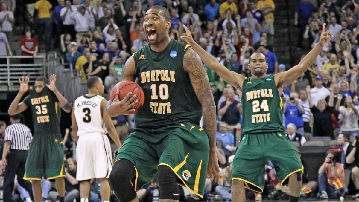Kyle O’Quinn (front) and Brandon Wheeless (r.).