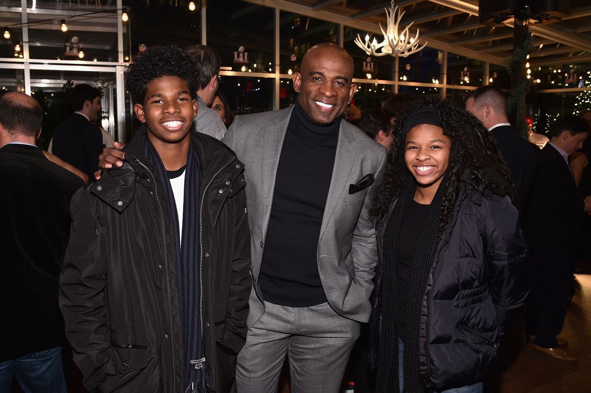 Shedeur Sanders (l.) with pop Deion and brother Shelomi in 2016.