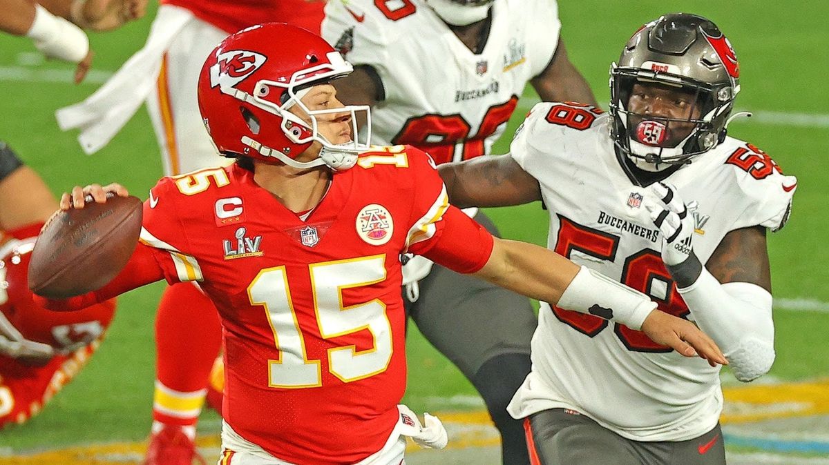 Patrick Mahomes is pressured by Shaq Barrett in Sunday Night’s Super Bowl.