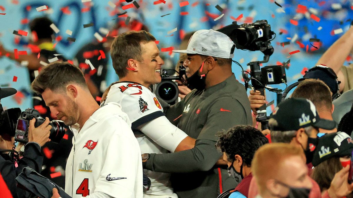 Tampa. Bay OC Byron Leftwich (l.) celebrates Bucs’ Super Bowl win with Tom Brady.