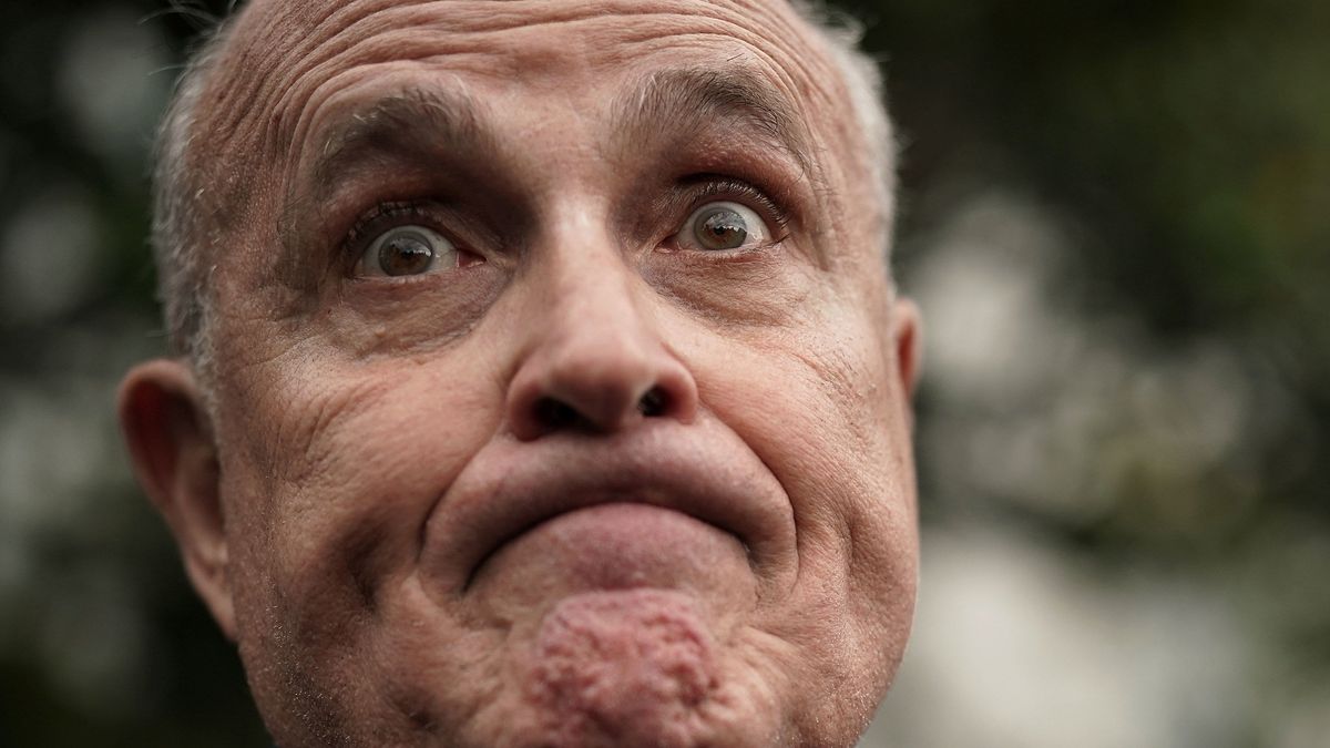 Rudy Giuliana has no idea what sport the Philadelphia Eagles play.