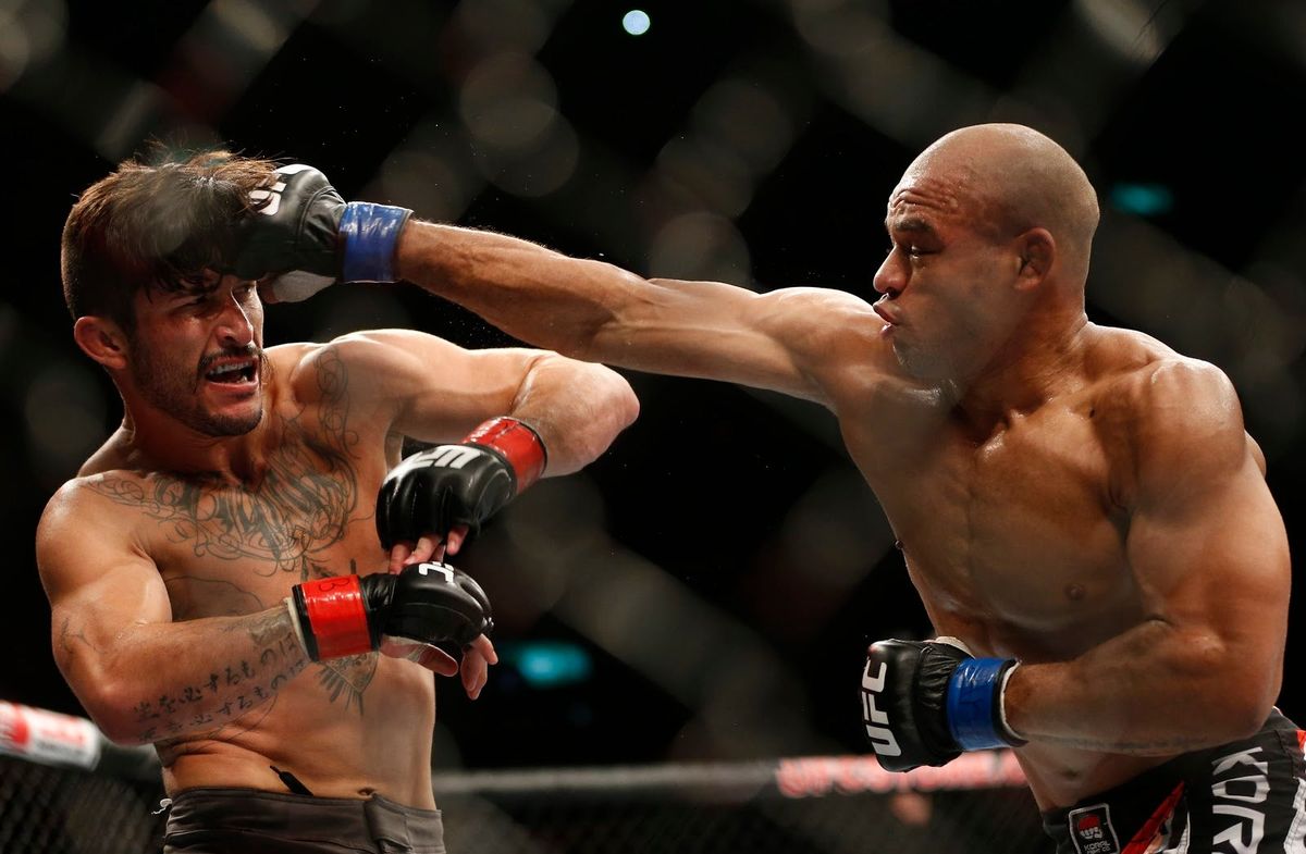 Iliarde Santos (r.) punches Ian McCall in the head.