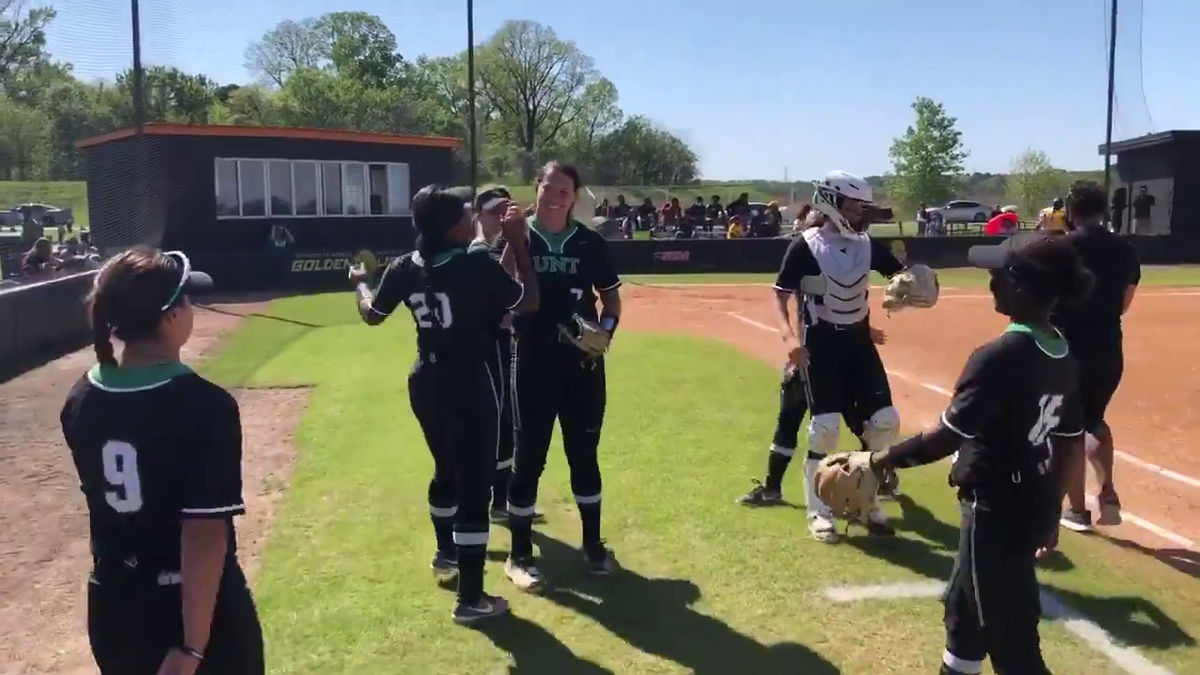 Hope Trautwein (c., facing camera) made history with 21 Ks.
