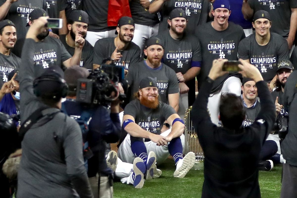 Jiustin Turner, mask off, infected with COVID-19, and smack dab in the middle of the Dodgers’ team photo.