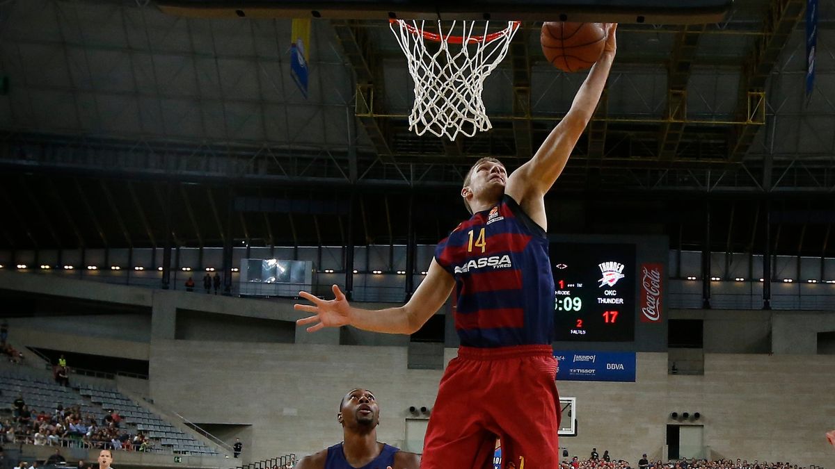 Photo Credit: Manu Fernandez/ [object Object]  (Aleksandar Vezenkov playing for Barcelona)
