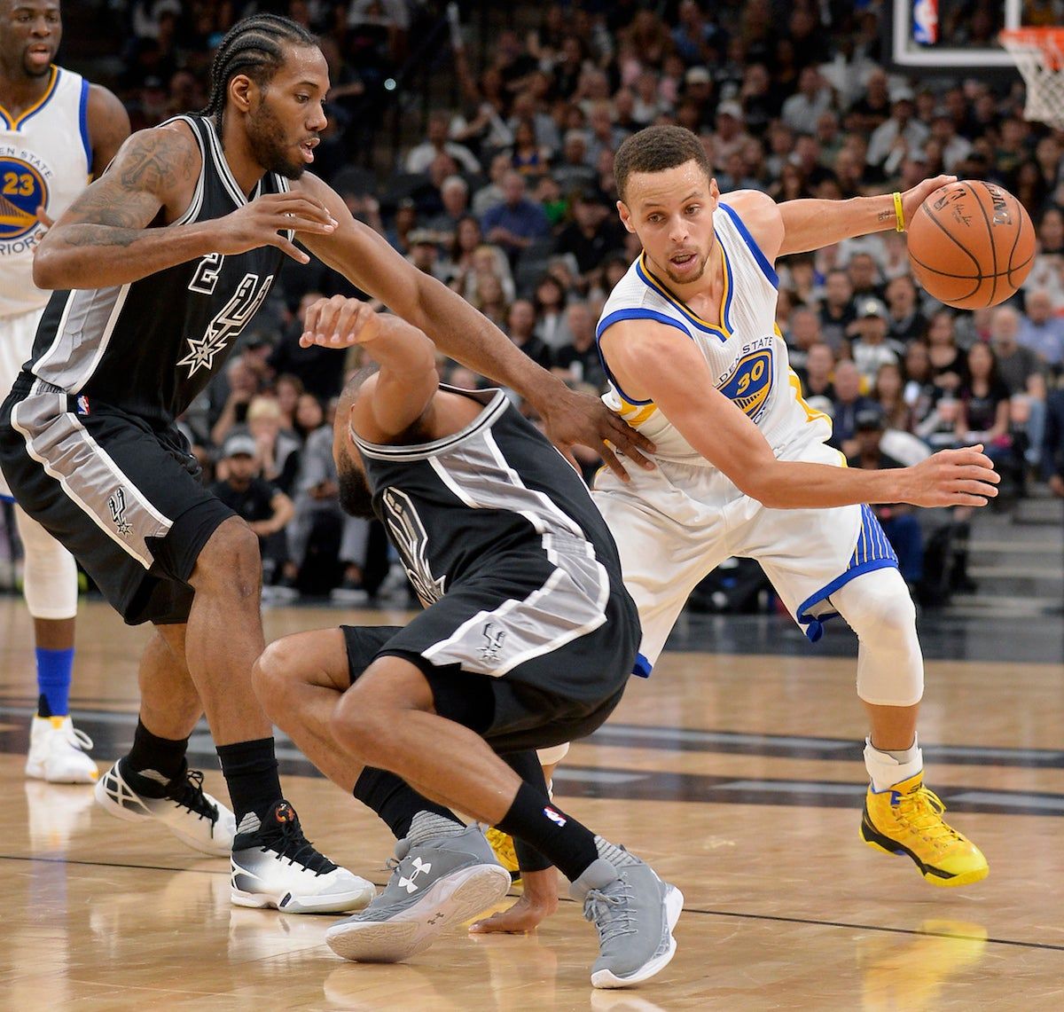 Stephen Curry drives around Kawhi Leonard and a staggering Patty Mills. Via  [object Object] .
