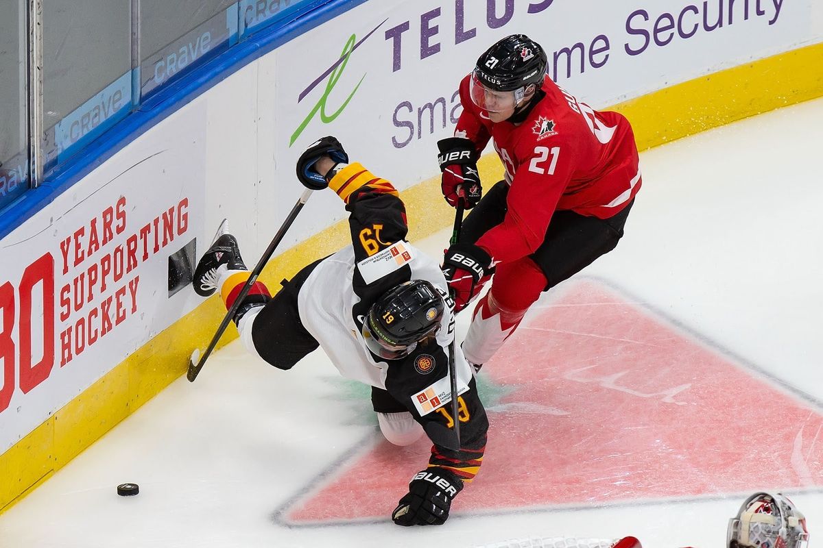 Canada’s Kaiden Guhle (r.) hits Germany’s Samuel Dube.