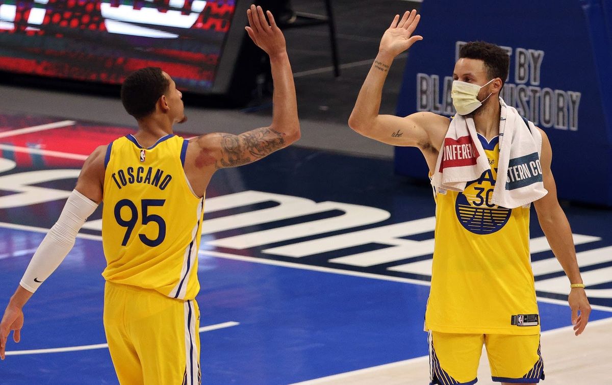 Steph high-fives some dude in the same jersey.