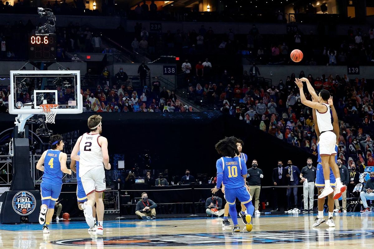 Jalen Suggs with THE DAGGER.