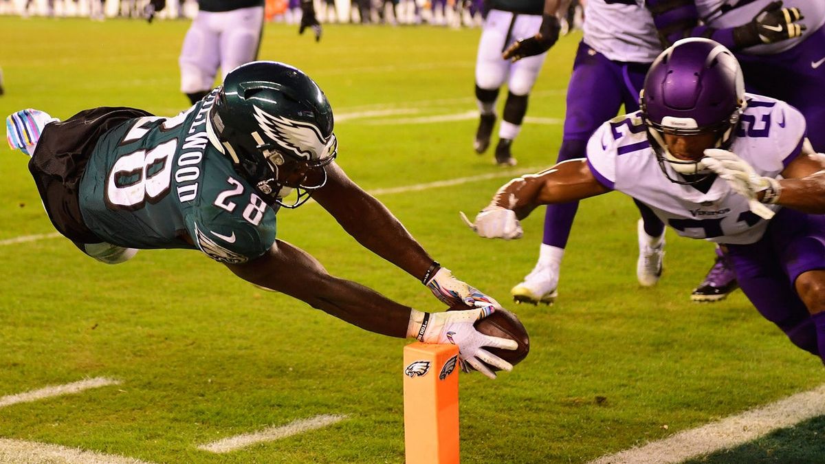 Wendell Smallwood dives for the two-point conversion to cut the Eagles’ deficit to 6 points.