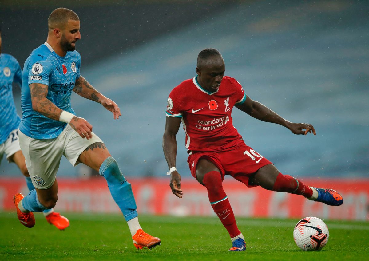 Liverpool’s Sadio Mane (r.)  takes on Man City’s Kyle Walker.