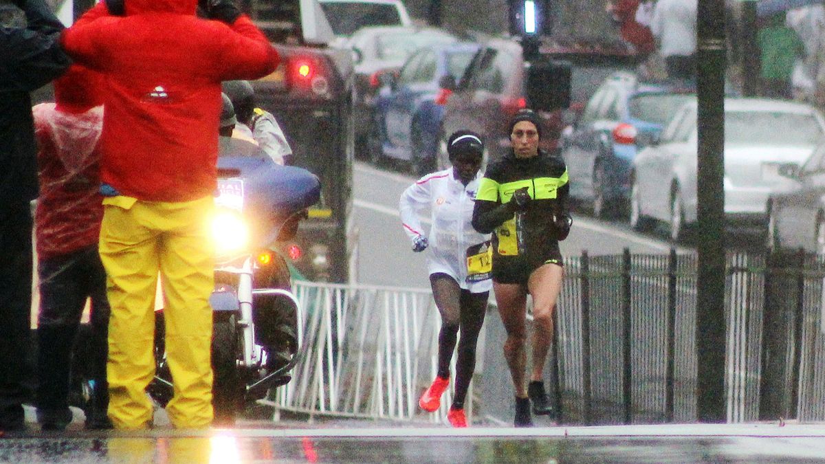 Desi Linden leading the Boston Marathon
