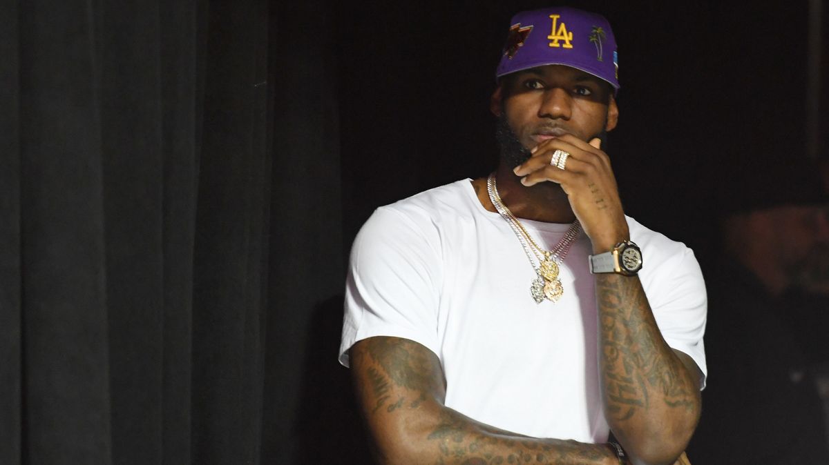 The L.A .County Sheriff has issued to “challenge” to LeBron James to contribute to the reward fund to find the person who shot two deputy sheriffs on Saturday night