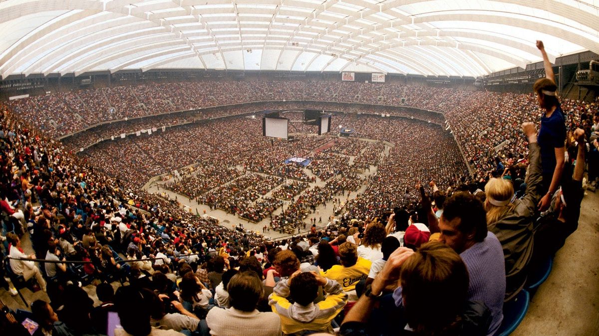 The famous fish-eye shot of the Pontiac Silverdome during WrestleMania III.