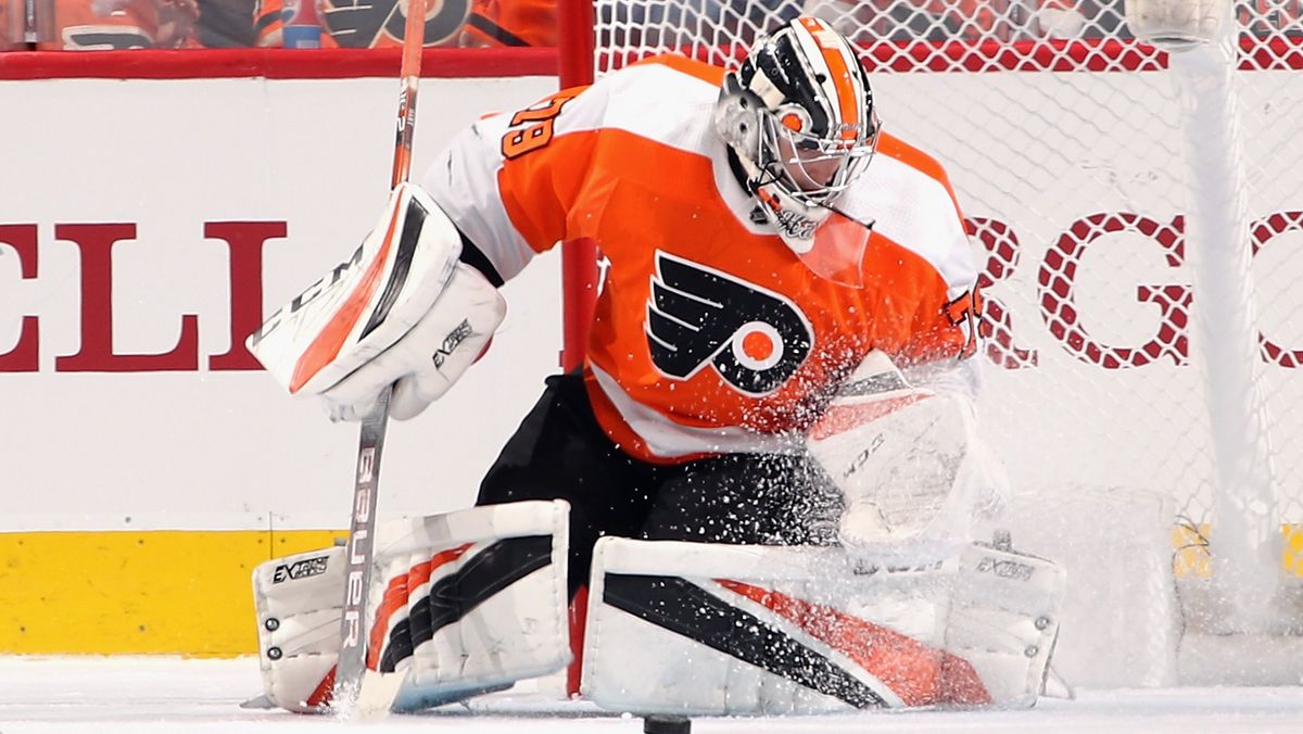 Carter Hart in a preseason game for the Flyers earlier this year.