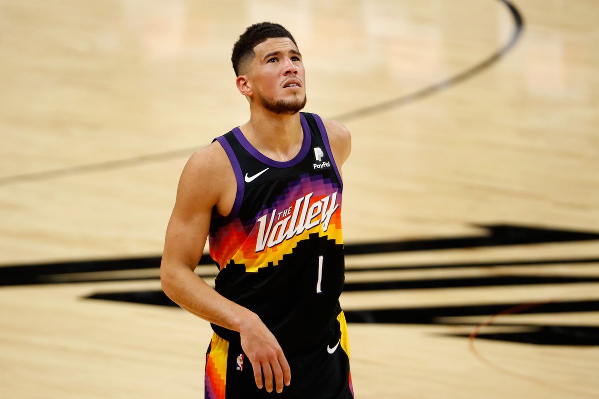 Devin Booker (r.) got HOSED.