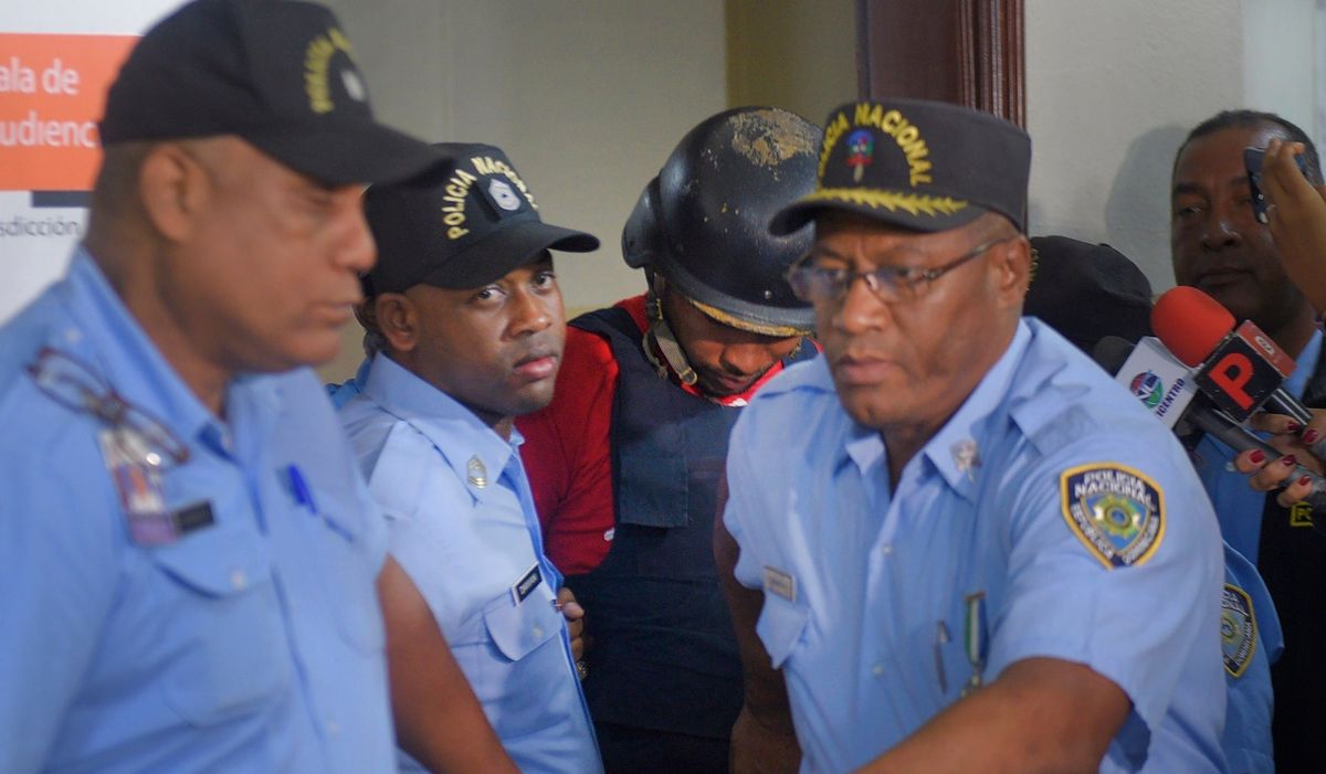 Gabriel Alexánder Pérez Vizcaíno being taken into court