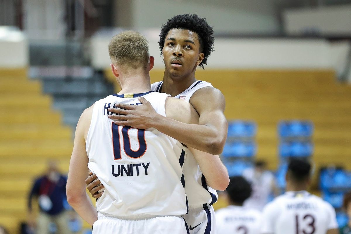 Virginia’s Sam Hauser (l.) and Trey Murphy III