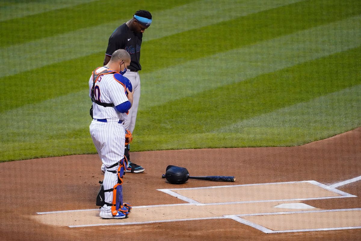 Mets and Marlins share a poignant moment honoring Jackie Robinson Thursday night.