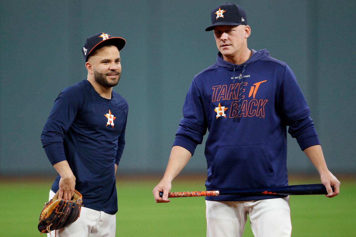 AJ Hinch with Jose Altuve, umm, strategizing?