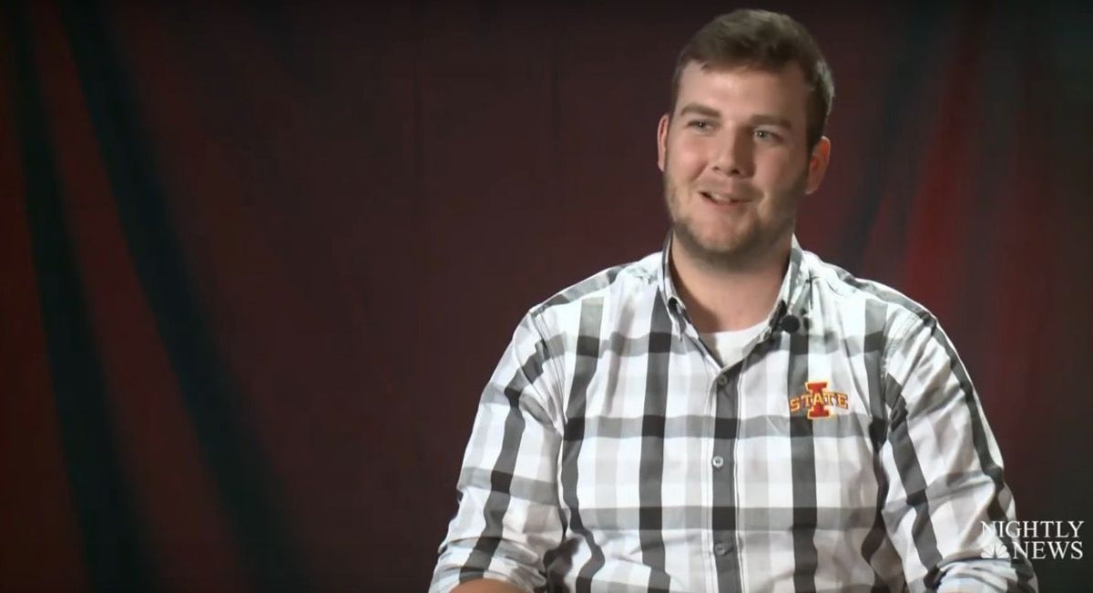 Beer money sign man, who is sorry for old racist tweets
