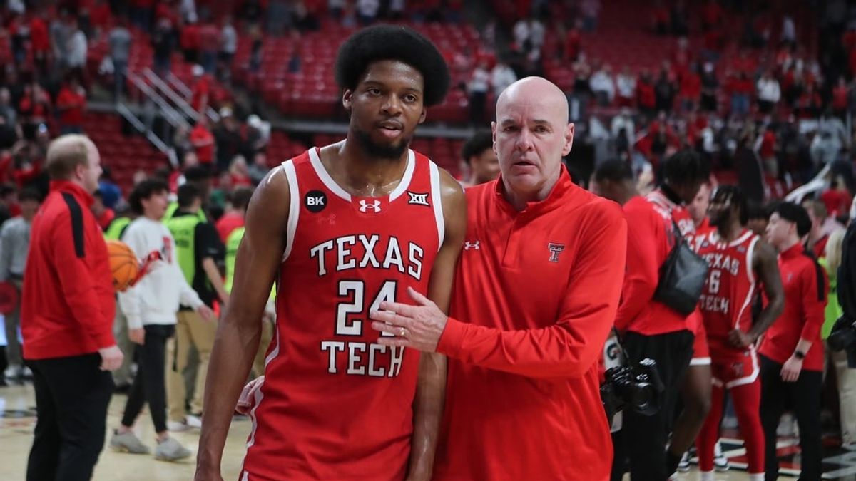 Deadspin | Pacific hires successful Canadian coach Dave Smart