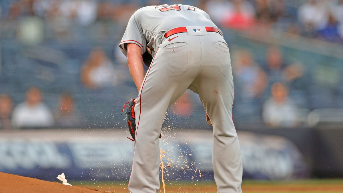Deadspin | The weather and the baseball are both gross in The Bronx