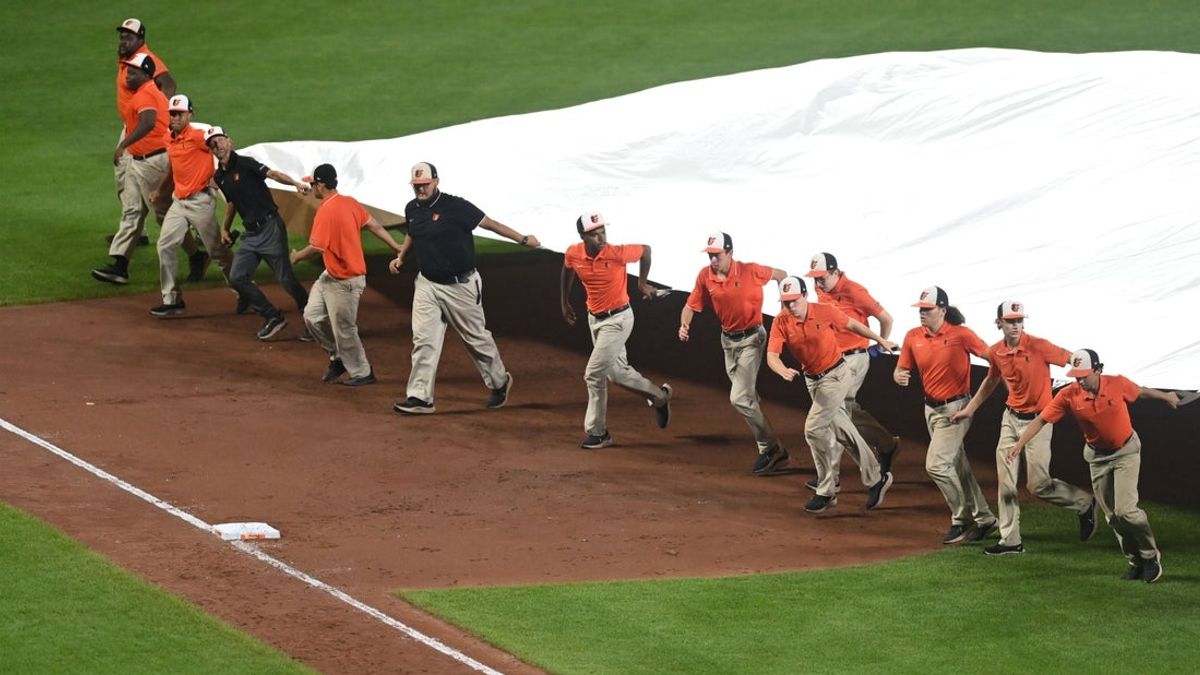 Deadspin | Twins-Orioles rained out; doubleheader Wednesday