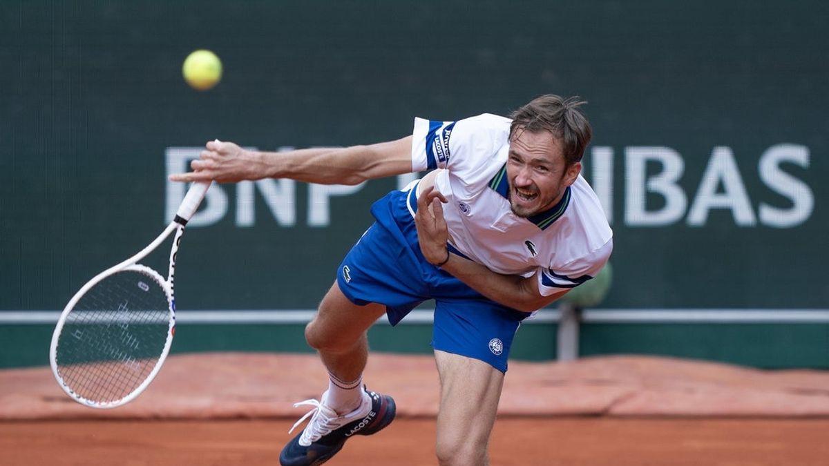  No. 6 seed Daniil Medvedev upset; French teen Moise Kouame, 17, advances 
