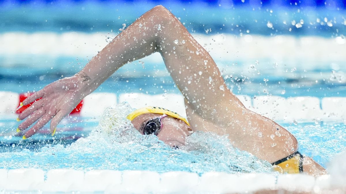 Deadspin | Australian Mollie O'Callaghan grabs gold from teammate ...