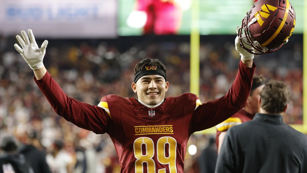 Deadspin | NFL roundup: Commanders head to playoffs for first time ...