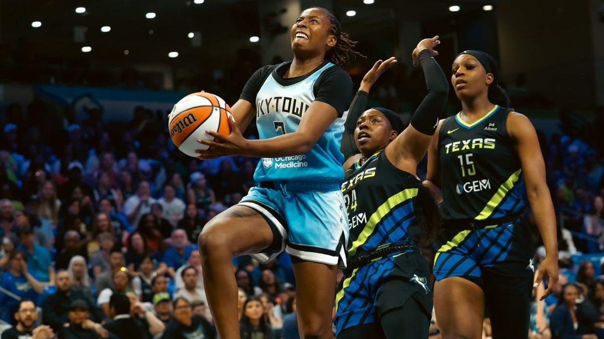Deadspin | Ariel Atkins, Angel Reese lead Sky past short-handed Wings