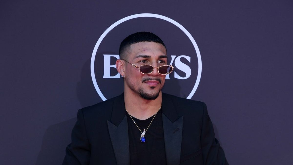Deadspin | Teofimo Lopez captures WBA welterweight title