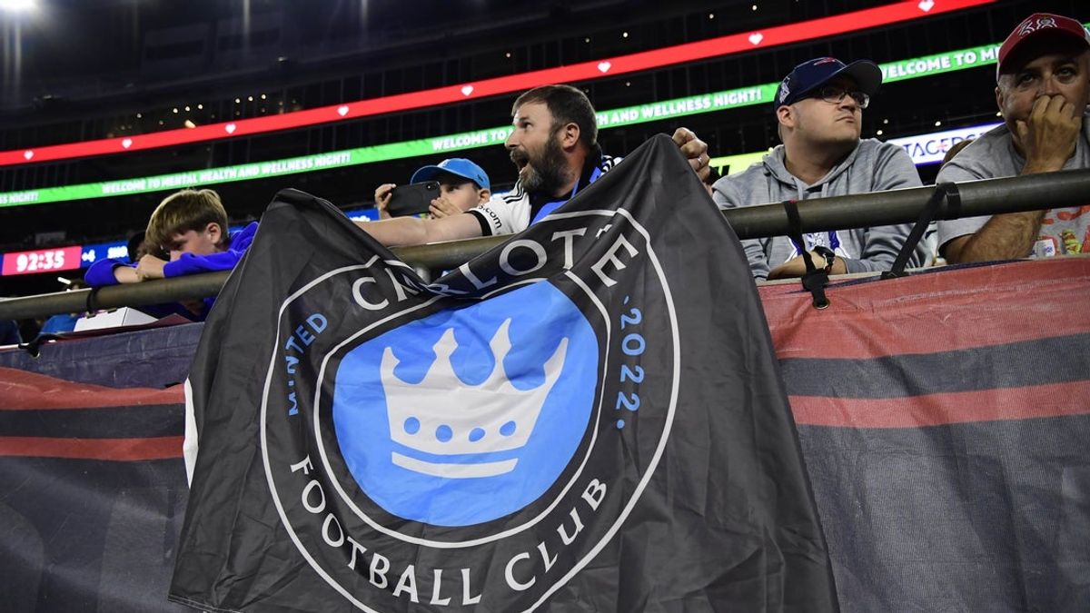 Ο απολυμένος διευθυντής της Charlotte FC ισχυρίζεται ότι υφίσταται διάκριση και κάνει μηνύσεις