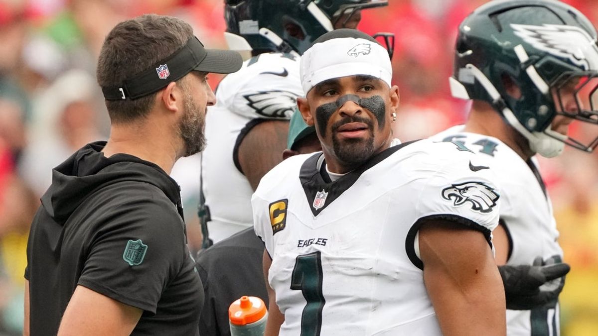 Deadspin | Eagles' Nick Sirianni sidesteps Jalen Hurts queries