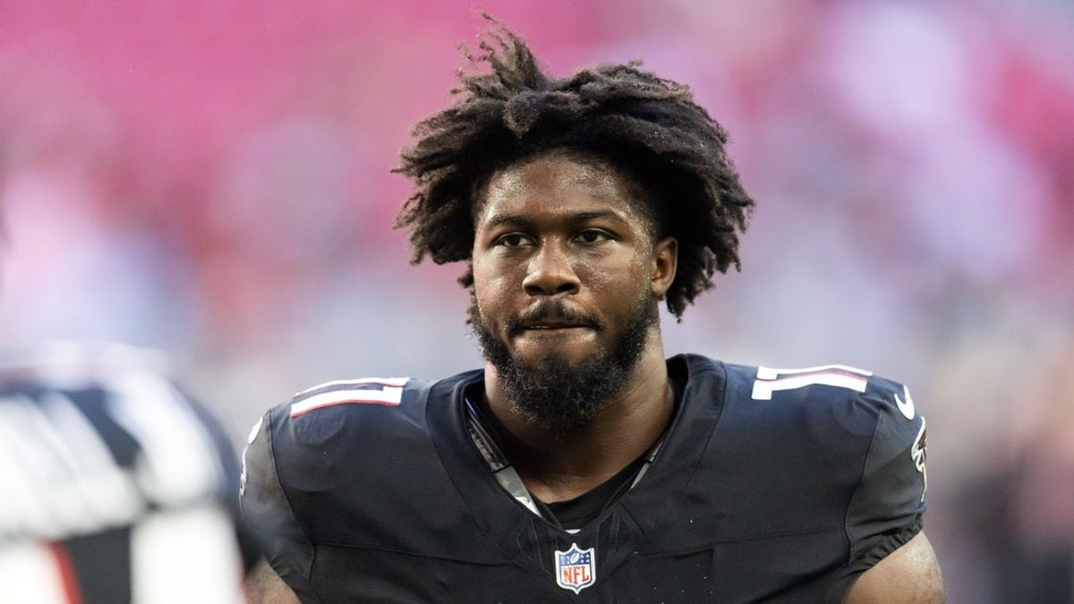 Falcons DE Jalon Walker carted off with leg injury Falcons DE Jalon Walker carted off with leg injury