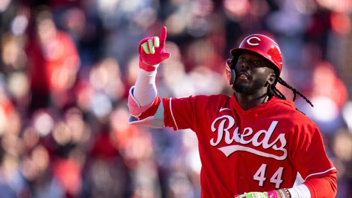 Deadspin | Reds come through in 11th, beat Red Sox for first win of season