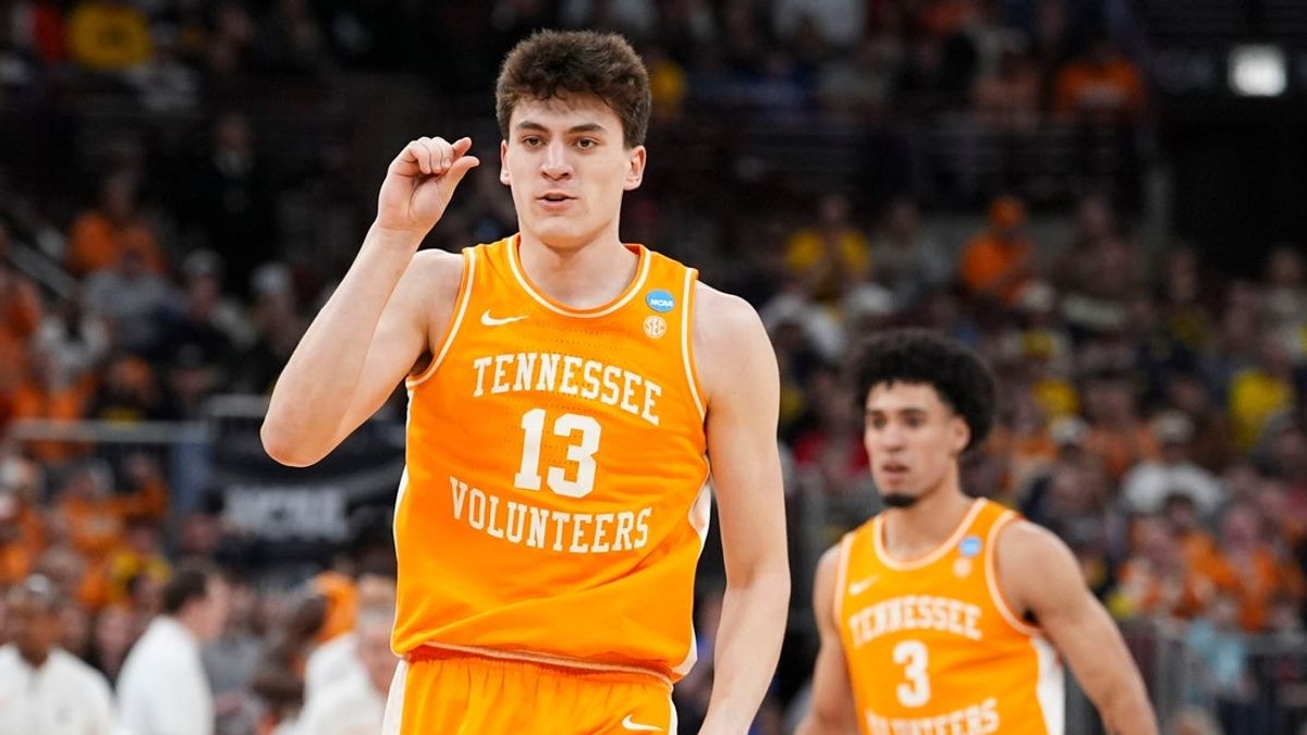 Ο Transfer F JP Estrella λέει ότι μένει στο Michigan
