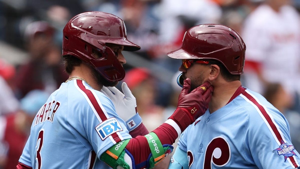 Ο Kyle Schwarber των Phillies συνοδεύεται από τον Bryce Harper στο HR Derby