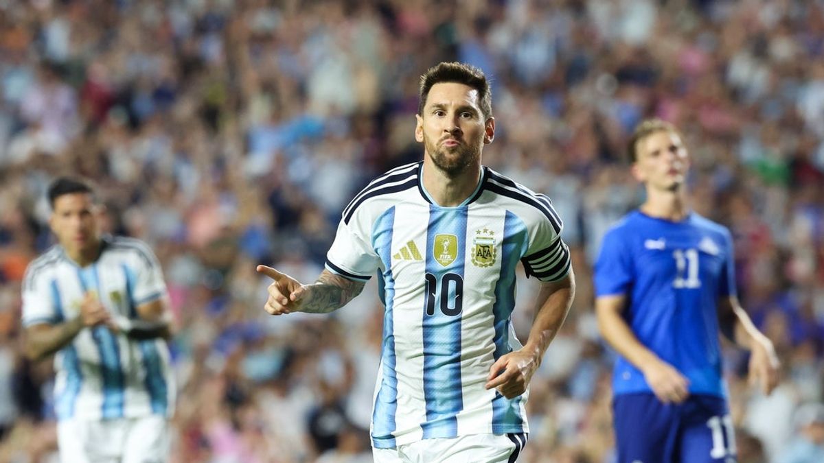 ليونيل ميسي يتطلع إلى التاريخ بينما تبدأ الأرجنتين الدفاع عن كأسها أمام الجزائر ليونيل ميسي يتطلع إلى التاريخ بينما تبدأ الأرجنتين الدفاع عن كأسها أمام الجزائر