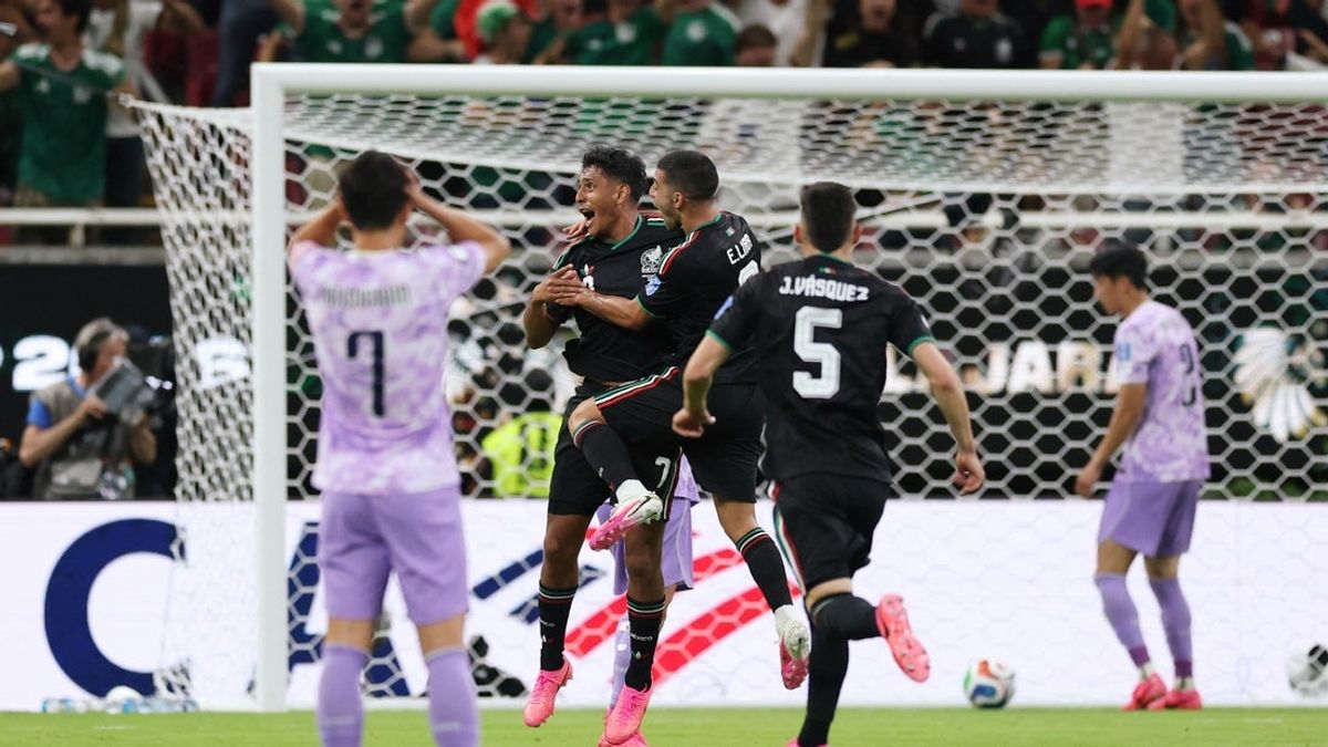  Goalie error leads Mexico past South Korea, seals first place in Group A 