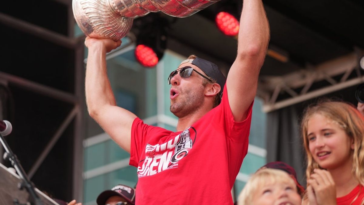 Ο Canes σήκωσε το πανό Stanley Cup κατά την έναρξη της 29ης Σεπτεμβρίου