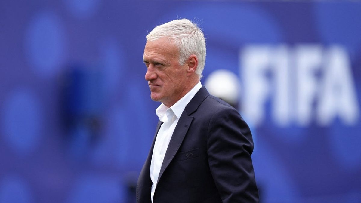  Didier Deschamps rejoining France after attending mothers funeral 