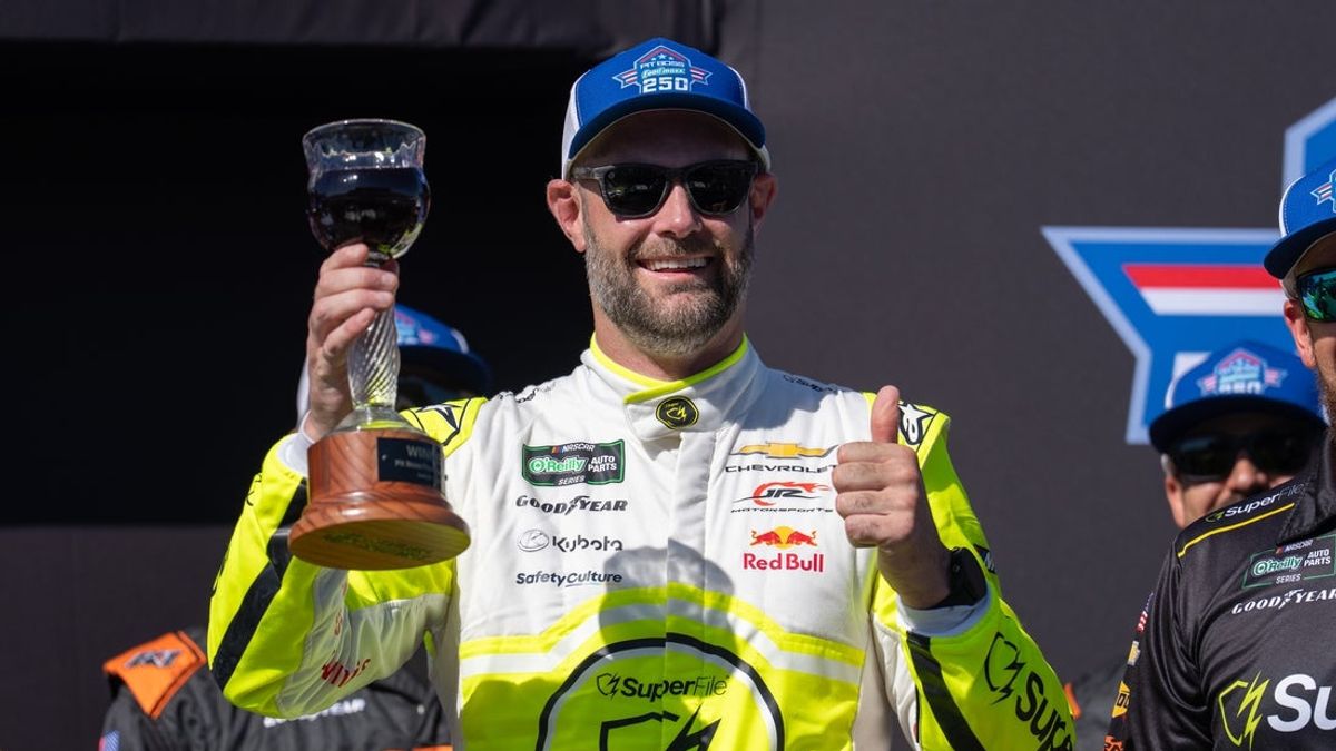 Ο Shane van Gisbergen καθοδόν προς τη νίκη στη σειρά NASCAR O’Reilly στο Sonoma