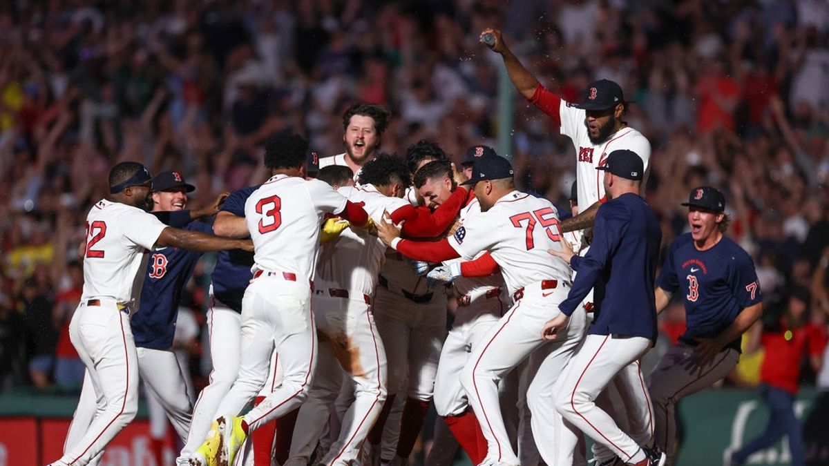 Deadspin | MLB roundup: Red Sox rally in 10th, complete 4-game sweep of Yanks